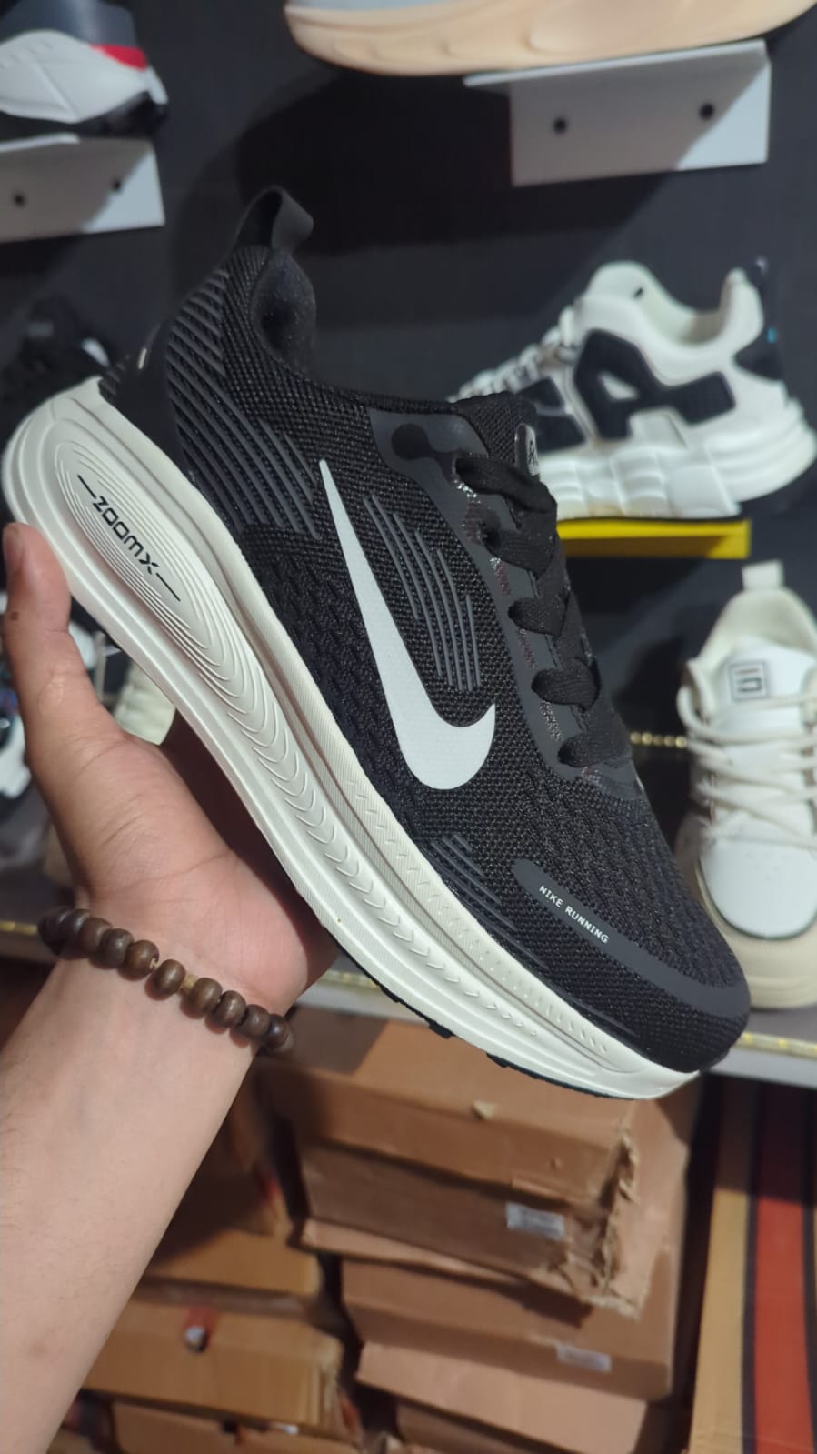 Nike Vomero 18 | Pure Black & White