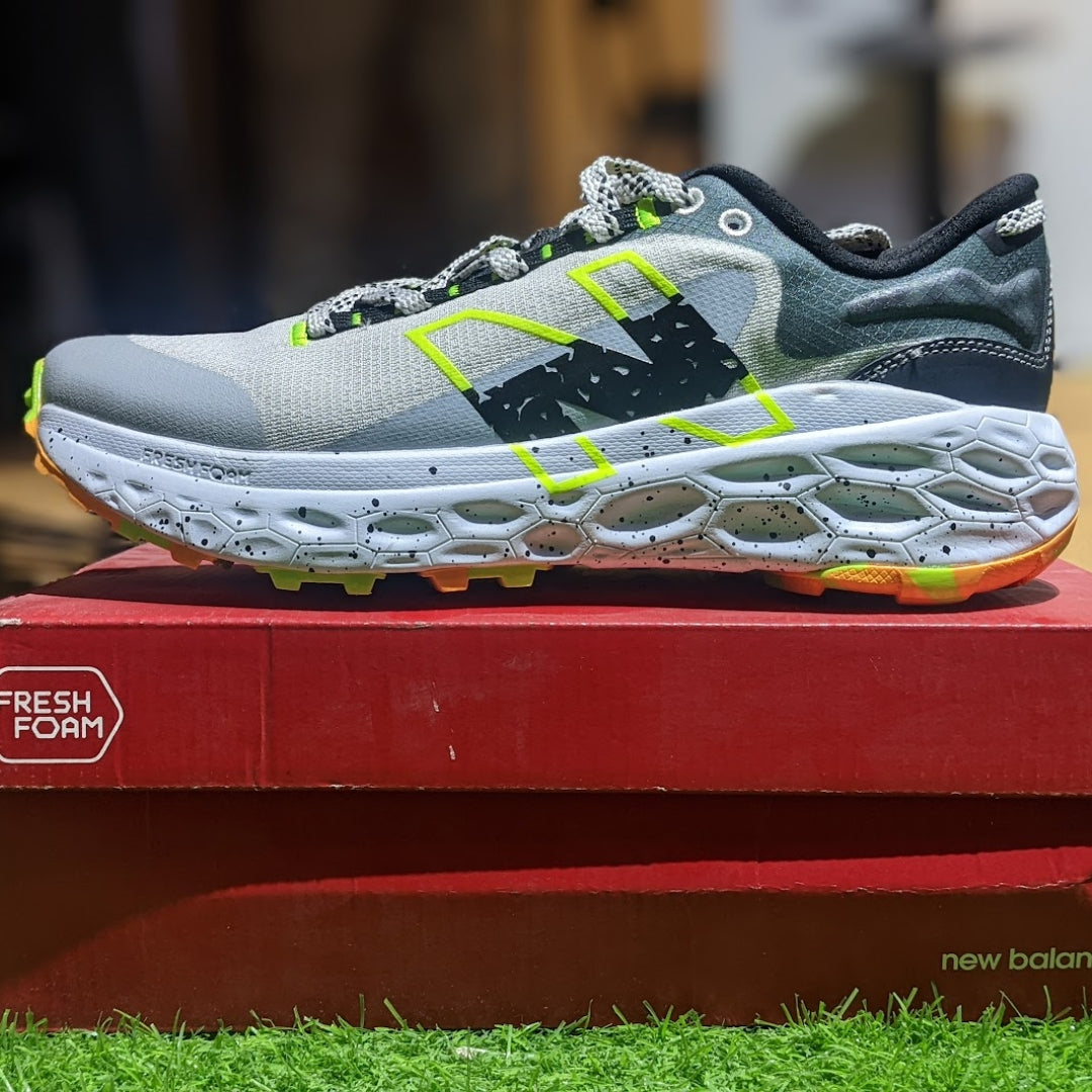 NEW BALANCE FRESH FOAM MORE TRAIL V2 WHITE BLACK GREEN