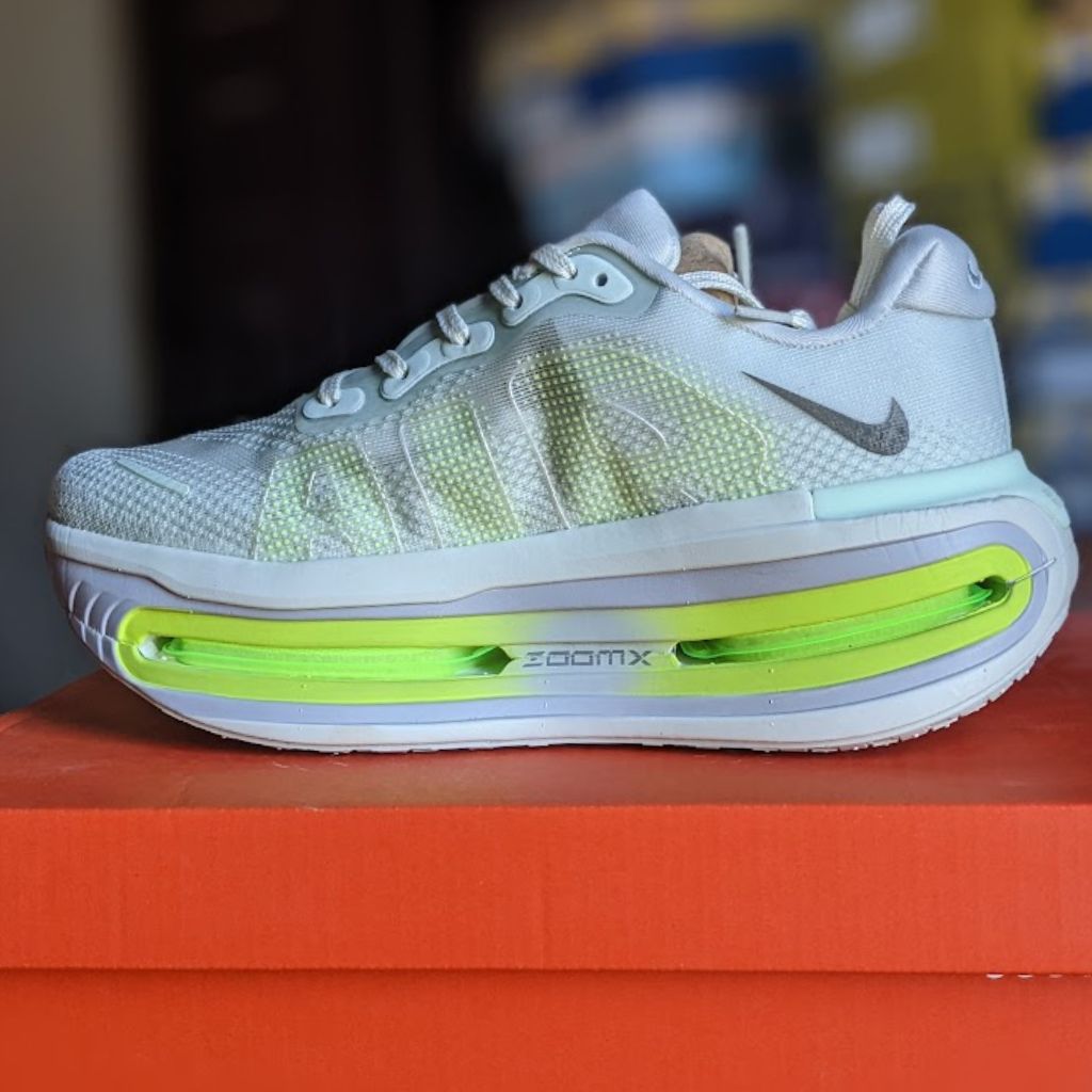 Nike Vomero Premium -Barely Volt