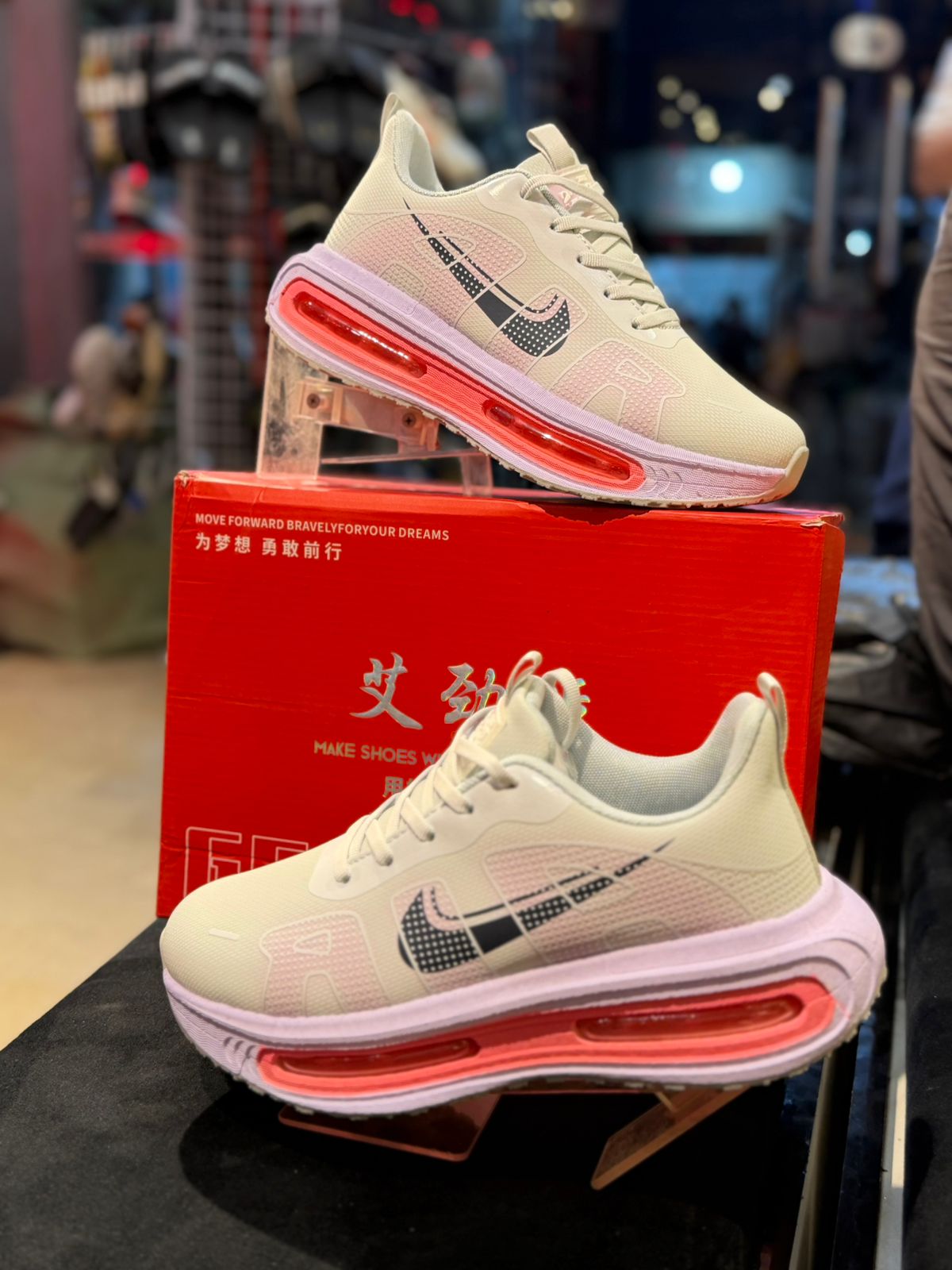 Nike Vomero Premium - Cream
