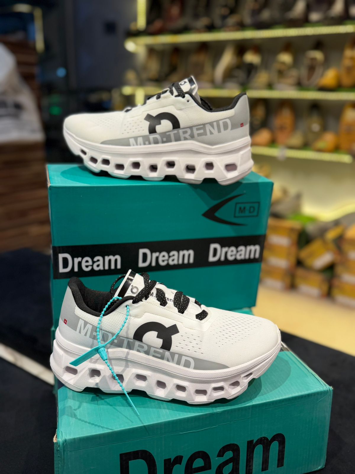 On Cloud Monster (White Black)