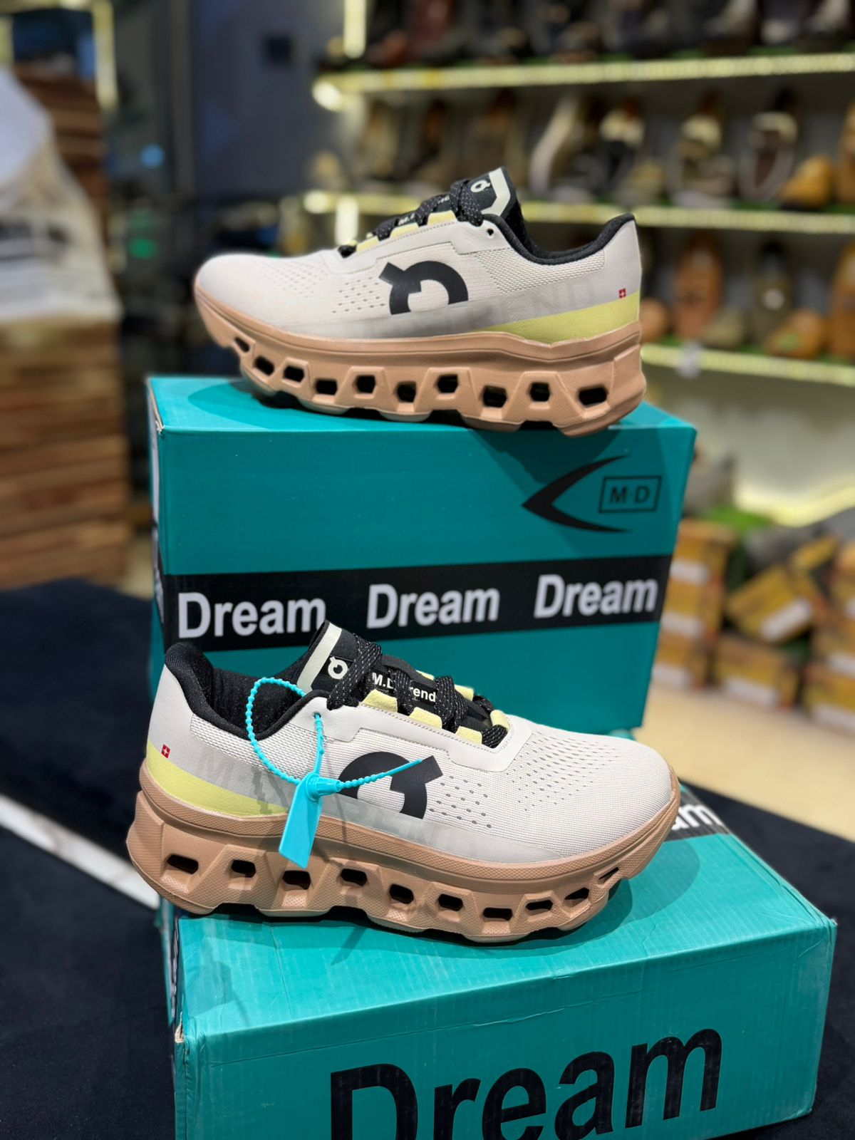 On Cloud Monster (khaki)