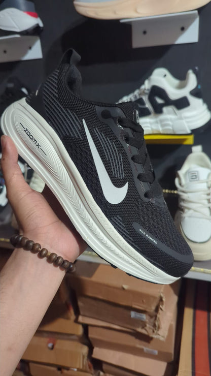 Nike Vomero 18 | Pure Black & White